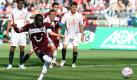 Vom Patzer der Bayern profitierte Hannover 96. Durch ein 2:0 gegen den FSV Mainz 05 schoben sich die 96er wieder an den Bayern vorbei auf Rang drei der Tabelle. Hier verwandelt Hanovers Stürmer Didier Ya Konan per Elfmeter zum 1:0 für das Überraschungsteam. Foto: dapd
