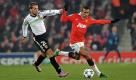 Im Duell um den Gruppensieg zwischen Manchester United, hier mit Nani (rechts) gegen Jordi Alba, entwickelte sich ein spannendes Match. Letztlich ... Foto: dpa