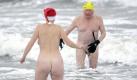 Zwei Eisbader vom Verein Rostocker Seehunde stehen an Heiligabend in Warnemuende bei ihrem traditionellen Weihnachtsbaden im 1 Grad Celcius kaltem Wasser der Ostsee. Von September bis April treffen sich die Rostocker Seehunde einmal die Woche zum Eisbaden am Ostseestrand. Foto: dapd