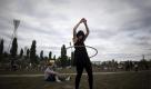 Eine Frau trainiert im Mauerpark in Berlin mit einem Hula-Hoop-Reifen. Doch die Polizei musste immer wieder wegen erheblichen Ruhestörungen ausrücken. An fast jedem Wochenende feiern Jugendliche dort abends und nachts ausgelassene Partys. Foto: dapd