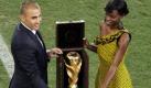 Italiens Fabio Cannavarro durfte den WM-Pokal zum Spielfeldrand tragen. Foto: ap