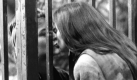 Ein Kuss zum Abschied: Eine Mutter verabschiedet sich am 30. September 1989 von ihrer Tochter am Zaun der Botschaft in Prag. In den Jubel und Freudentränen der ausreisewilligen DDR-Bürger mischten sich auch Wehmut und Schmerz Foto: dpa