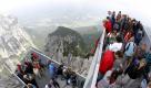 Wanderer stehen am Sonntag (04.07.10) auf dem Osterfelderkopf bei Garmisch-Partenkirchen (Bayern) auf der Aussichtsplattform 'Alpspix'. Die 50 Meter oberhalb der Bergstation der Alpspitzbahn gelegenen und am Sonntag eroeffneten Stahlarme ragen 13 Meter in den Himmel und bieten einen Ausblick in fast 1000 Meter Tiefe. Foto: Timm Schamberger /ddp  Foto: ddp