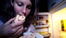 Der Heißhunger reißt einen beim Night Eating Syndrom nachts aus dem Bett und lockt zum Kühlschrank. Foto: ddp