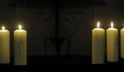Rheinland-Pfalz/ Kerzen brennen am Freitag (09.03.12) in Weilerbach in der Protestantischen Kirche nach einer Gedenkfeier fuer zwei am Montag (05.03.12) erschossene Aerzte. In einer Gemeinschaftspraxis hatte am Montag ein 78-Jaehriger zwei Aerzte erschossen. Der Todesschuetze von Weilerbach ist offenbar psychisch krank gewesen und hatte seine Tat geplant. Der Mann sei schon haeufiger wegen psychischer Probleme und einer Persoenlichkeitsstoerung aufgefallen. (zu dapd-Text)
Foto: Ronald Wittek/dapd Foto: dapd