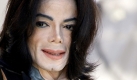 Popstar Michael Jackson (Archivfoto vom 08.04.2005) soll nach Angaben seines Vaters Joe an seinem Geburtstag am 29. August beigesetzt werden. An diesem Tag wäre der King of Pop 51 Jahre geworden. Die New York Daily News berichtete am Montag (17.08.2009) unter Berufung auf Joe Jackson, dass sich die Familie nach der monatelangen Diskussion auf dieses Datum für die Beerdigung geeinigt habe. Michael Jacksons Leichnam wird US-Medien zufolge auf dem Forest Lawn Friedhof in Hollywood Hills in einem Tiefkühlraum aufbewahrt
 Foto: dpa