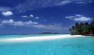 Blick auf einen mit Palmen bewachsenen Sandstrand einer Insel Tongas. Foto: dpa
