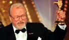 Der Filmschauspieler Günter Strack hält am Mittwoch (12.2.97) in Berlin die Goldene Kamera in der Hand, die ihm zuvor während einer Galaveranstaltung im Schauspielhaus von der Fernsehzeitschrift HÖR ZU verliehen wurde. dpa Foto: dpa
