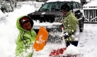 Kinder räumen auf einer Straße in Zakopane in Polen Schnee. Nach schweren Schneefällen wurde im Tatra-Gebirge der Lawinenwarndienst alarmiert. Foto: dpa