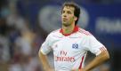 Auch das neue HSV-Trikot im Retro-Look begeisterte die Jury und landete auf Platz drei. Hier treffe Nostalgie auf Zukunftsvisionen, was das Leibchen zu einem schlicht-schönen Designobjekt mache. Stürmer Ruud van Nistelrooy wirkt darin trotzdem noch nicht wirklich glücklich. Foto: dpa