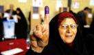 Eine Irakerin zeigt ihren mit Tinte gefärbten Finger in einem Wahllokal im iranischen Teheran. Auch außerhalb des Iraks sind irakische Staatsangehörige dazu aufgerufen, ihre Stimme für die Parlamentswahlen abzugeben. Foto: dpa