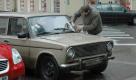 Der Scheibenwischer des Lada 2101 klemmt mal wieder, das ist schlecht. Das Gute ist: Mit einem beherzten Griff zur Zange lässt sich solch ein Schaden meist beheben.

 Foto: pi