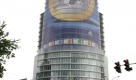 Um den Euro zu bewerben, hat die Nationalbank in Bratislava eine Mnze auf ihre Fassade projiziert.  Foto: dpa