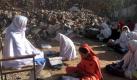 Nachdem ihre Schule von einer Bombe zerstört wurde, sitzen diese Mädchen in Pakistan auf dem Boden und lernen. Foto: Hanifullah Khan Foto: dpa