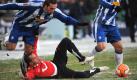 Geschlagen geben musste sich am Ende auch Hannover 96. Der VfL Bochum ging nach 90 Minuten als stolzer Sieger vom Platz - und das, obwohl die Gäste zur Pause 0:2 hinten gelegen hatten. Mit einer kämpferischen Glanzleistung drehte Bochum die Partie und Christian Fuchs (l.) besorgte kurz vor dem Abpfiff sogar noch den Siegtreffer. Foto: dpa