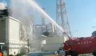 Wasser-Kühlversuche per Feuerwehr: Das letzte Aufgebot gegen den Super-Gau Foto: dpa