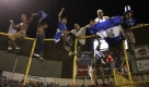 Die Fans der honduranischen Nationalmannschaft feiern den 1:0-Sieg ihrer Mannschaft über El Salvador und das Ticket zur WM. Aus Freude über die erfolgreiche Qualifikation hat die Übergangsregierung des Landes den Tag nach dem Spiel zum Feiertag erklärt. Honduras hatte zuletzt vor 27 Jahren die Teilnahme an einer Endrunde geschafft.
 Foto: ap
