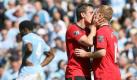 Das sieht man nicht alle Tage: Manchester-United-Kapitän Gary Neville küsst seinen Teamkollegen Paul Scholes. Grund war offiziell natürlich nicht Homosexualität, sondern ein Sieg. Foto: dpa