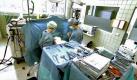 Mithilfe eines sogenannten Bodylifts strafft Dr. Klaus Walgenbach an der Uniklinik Bonn Nataschas Bauch und Hüften, gibt der erschlafften Brust mehr Volumen durch Implantate und verhilft ihr mit einer Lidkorrektur zu einem frischeren und wacheren Gesichtsausdruck. Foto: RTL2 / Constantin Entertainment