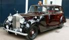 In diesem schicken Rolls Royce in edlem dunkelrot wird Prinz Charles zur Hochzeit von Prinz William und Kate Middleton im Royal Mews im Zentrum Londons anrollen. Die Trauung findet am 29. April statt.  Foto: dpa