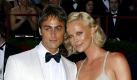 Bereits im Weihnachtsurlaub 2009 hatten sich Charlize Theron und Langzeitfreund Stuart Townsend getrennt. Bekannt wurde es aber erst in diesem Jahr. So unauffällig wie ihre Trennung war ihre Beziehung. Neun Jahre waren die gebürtige Südafrikanerin und der Ire ein Paar. Es gab keine Gerüchte und keine Skandale. Um so trauriger ist das Beziehungs-Aus. Danach wurde Charlize Theron mehrmals mit ihrem Schauspielkollegen Keanu Reeves gesehen. Ob die ein Paar sind? - Dazu schweigen beide. Foto: dpa