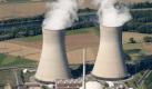 Die Luftaufnahme zeigt am Sonntag (31.08.08) das Kernkraftwerk Grafenrheinfeld (KKG) im Landkreis Schweinfurt (Bayern). Baubeginn des Atomkraftwerkes war 1974 durch die damalige Bayernwerk AG. Seit 1981 ist es in Betrieb und wird heute von der E.ON Kernkraft GmbH betrieben. Der Druckwasserreaktor der dritten Generation (sogenannte Vor-Konvoi-Anlage) hat eine elektrische Bruttoleistung von 1.345 Megawatt. Die jaehrliche Stromproduktion belaeuft sich durchschnittlich auf ueber zehn Milliarden Kilowattstunden. Die beiden Kuehltuerme haben eine Hoehe von 143 Meter. Foto: dapd