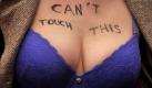 Eine Frau hat beim so genannten Slutwalk im australischen Sydney am 13.06.2011 die Message »Can't touch this without consent« (Keine Berührung ohne Erlaubnis) auf ihre nackte Haut geschrieben. Der Protest richtet sich gegen das Vorurteil, daß Frauen Übergriffe mit bestimmten Verhaltensweisen oder aufreizender Kleidung provozieren. Am 13.08.2011 ist in Washington der erste nationale «Slutwalk» der USA geplant, am selben Tag sollen auch in verschiedenen deutschen Städten, darunter in Berlin, derartige »Schlampenmärsche« stattfinden. Foto: Paul Miller epa AUSTRALIA AND NEW ZEALAND OUT (Zu dpa-Korr. vom 04.08.2011) +++(c) dpa - Bildfunk+++  Foto: dpa