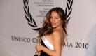 Die italienische Schauspielerin Naike Rivelli kommt ins Maritim-Hotel in Düsseldorf zur Unesco Charity Gala 2010. Prominente aus Show, Politik, Wirtschaft und Sport gaben sich ein Stelldichein, um Spendengelder für benachteiligte Kinder aus aller Welt zu sammeln.
 Foto: dpa