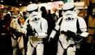Zwei als Stormtrooper (Star Wars) verkleidete Männer besuchen eine Comic Convention in San Diego.  Foto: ap