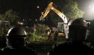 Polizisten eines Sondereinsatzkommandos (SEK) bewachen am Freitag (01.10.10) im Schlossgarten in Stuttgart das Faellen von Baeumen fuer das Bahnprojekt Stuttgart 21. Begleitet von massiven Protesten haben in Stuttgart in der Nacht zum Freitag die Baunfaellarbeiten fuer das Bahn-Projekt Stuttgart 21 begonnen. Rund 25 Baeume wurden bis zum fruehen Morgen gefaellt und vor Ort weiterverarbeitet, sagte ein Polizeisprecher der Nachrichtenagentur dapd. Etwa 1500 Demonstranten begleiteten die Arbeiten mit lauten Pfiffen, aber auch mit Flaschenwuerfen auf die Beamten. Zu Ausschreitungen sei es nicht gekommen, sagte der Sprecher. Die Polizei ist weiterhin mit mehreren Hundertschaften vor Ort, um den Park abzuriegeln.

01. Oktober: Kurz nach Mitternacht werden die ersten Bäume gefällt. Rund 50 000 Menschen protestieren nach Polizeiangaben am Abend bei der bislang größten Stuttgart-21-Demonstration friedlich gegen das Bahnprojekt. Die Organisatoren sprechen von 100 000 Teilnehmern.
 Foto: ddp