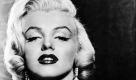 Eine Autogrammkarte der amerikanischen Schauspielerin Marilyn Monroe (Foto aus dem Jahre 1955). Die Mischung aus Unschuld und Sex-Appeal war es wohl, die Norma Jean Mortenson alias Marilyn Monroe zum Star machte. Ihr Talent fuer das Komische katapultierte sie in die Riege der hoechstbezahlten Schauspielerinnen Hollywoods. Obwohl Marilyn Monroe vom Pin-Up-Star zur Film-Legende wurde, blieb sie in ihrem Leben ungluecklich: sie blickte auf eine duestere Kindheit zurueck, und am Ende - das mit 36 Jahren und einer Ueberdosis Schlaftabletten kam - auf drei gescheiterte Ehen, mehrere Fehlgeburten und die Tatsache, auf ewig das blonde Dummchen zu bleiben.
 Foto: ddp