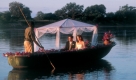 In Sambia fahren Paare statt mit der Kutsche mit einem Boot zum Traualtar. Foto: SRT-Archivbild