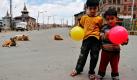 Kinder posieren auf einer verlassenen Straße in Srinagar für einen Fotografen. Schulen und Läden der zur Region Kaschmir gehörenden indischen Stadt wurden geschlossen, um gegen den drohenden Kollaps des Rechtssystems aufmerksam zu machen. Vor allem Menschenrechtsverletzungen werden von den Streikenden kritisiert. Foto: ap