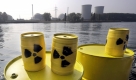 Mit einer Bootsfahrt vor dem Atomkraftwerk Biblis wollen Hessens Grüne ihrer Forderung nach einem Atomausstieg Nachdruck verleihen. Für die Aktion haben die Parteimitglieder ein mit Solarenergie betriebenes Boot gemietet, auf dem Fässer mit dem Radioaktiv-Zeichen geladen sind.


 Foto: ddp