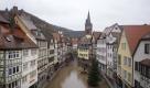 Schönheit und Dilemma zugleich: Die Einwohner der Altstadt von Wertheim müssen für die idyllische Lage der Stadt an Tauber und Main regelmäßig mit Überflutungen bezahlen. Dieses Bild stammt aus dem Januar 2011. Links imHintergrund ist die Wertheimer Burg hoch über der Stadt zu sehen. Foto: dapd