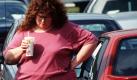 ARCHIV - Eine übergewichtige Frau steht mit ihrer Familie auf dem Parkplatz eines US-Einkaufszentrums und stärkt sich mit einem Getränk (Archivfoto von 1994). Klar gibt es sie, die schlanken, gut aussehenden New Yorkerinnen, die sich für ein Vollkornbrot im Hochhausdschungel die Hacken ablaufen. Aber das normale Leben sieht anders aus. Mehr als die Hälfte der Bevölkerung in der 8-Millionen-Metropole schleppt zu viele Pfunde mit sich herum, jeder sechste gilt als fettleibig. Besonders alarmierend: Schon im Kindergarten sind ein Fünftel aller Kinder krankhaft dick. Foto: Peer Körner (zu Korr: 'Strenge Vorschriften für New Yorker Speisezettel geplant' vom 12.11.2006) +++(c) dpa - Bildfunk++ Foto: dpa