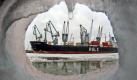 Blick durch eine Klüse des Schleppers 'Heinrich Hübbe', der am Samstag (09.01.2010) durch den Hafen in Hamburg fährt, um das Zusammenfrieren der Eisschollen zu verindern. Täglich halten mehrere Schlepper das Hafengebiet eisfrei. Foto: Ulrich Perrey dpa/lno +++(c) dpa - Bildfunk+++ Foto: dpa