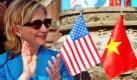 Eintreten für eine gute Sache: US-Außenministerin Hillary Clinton hat eine Absichtserklärung für die Unterstützung eines HIV-Programms in Vietnam in der Haupstadt Hanoi unterzeichnet. Clinton besucht dort die Tagung der ASEAN (Association of Southeast Asian Nations), bei der es um Sicherheit geht. Neben der Unterzeichnung gitb es noch etwas zu feiern: Zugleich jährt sich die Normalisierung der Beziehung zwischen Vietnam und den USA zum fünfzehnten Mal. Foto: dpa