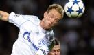 Wenigstens etwas: Der Schalker Ivan Rakitic (l) gewinnt das Kopfballduell mit Lyons Miralem Pjanic. Foto: dpa