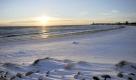 Dort, wo sich sonst Touristen im Bikini aalen, liegt jetzt eine Schneedecke. Auch in Scharbeutz an der Ostsee herrscht Winterstimmung mit knackiger Kälte. Foto: ddp