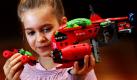 Fion spielt am Rande der Jahrespressekonferenz des Bundesverbands des Spielwaren-Einzelhandels (BVS)in Nürnberg mit einem U-Boot der Firma Lego. Das Spielzeug gehört zu der vom BVS herausgegebenen Liste der Top 10 Spielzeuge 2010. Die wachsende Zahl von Internetkäufern hat das Geschäft mit Spielwaren angekurbelt. Foto: dpa
