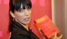Die deutsche Popsängerin Nena präsentiert am Freitag (21.10.2005) auf der Buchmesse in Frankfurt am Main ihr Biografie 'Willst Du mit mir gehn'. Das Buch ist im Lübbe-Verlag erschienen. Mehr als 7000 Verlage aus der ganzen Welt zeigen auf der weltgrößten Bücherschau noch bis zum 23. Oktober ihre Neuerscheinungen und Klassiker aus allen Bereichen der Literatur. Gastland der Messe ist in diesem Jahr Korea.
 Foto: dpa