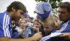 S04-Neuzugang Raúl (l) schreibt bei der Saisoneröffnung Autogramme. Foto: dpa