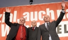 Der Parteivorsitzende Lothar Bisky (v.l.) und die Spitzenkandidaten der Partei Die Linke bei der Bundestagswahl 2009, Gregor Gysi und Oskar Lafontaine, winken auf der Wahlparty ihrer Partei am Sonntag (27.09.2009) in der Kulturbrauerei in Berlin.
 Foto: ddp