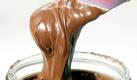 Nutella ist Tabu. Aber dunkle Schokoladenaufstriche sind oft ohne Milch hergestellt. Im Discounter Netto gibt es zum Beispiel eine Variante. Foto: dpa