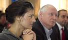 Der ehemalige Bundesvorsitzende der Linken, Oskar Lafontaine, hat Sahra Wagenknecht überraschend als seine Freundin vorgestellt. Er lebe seit einiger Zeit getrennt und sei mit Sahra eng befreundet, sagte der 68-Jährige am Ende einer rund einstündigen Rede bei einem Linke-Landesparteitag in Saarbrücken. Wagenknecht wollte sich dazu nicht äußern. In den vergangenen Jahren hatte es immer wieder Spekulationen über das Verhältnis zwischen Lafontaine und Wagenknecht gegeben. Foto: dapd