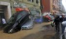 Chaos in Norditalien: Schwere Unwetter haben die Hafenstadt Genua heimgesucht - und viele Autos mitgerissen. Bisher forderten die Fluten sieben Todesopfer. Foto: dpa