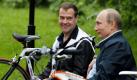 Russlands Regierungschef Wladimir Putin und Präsident Dmitri Medwedew haben bei einem Ausflug ins Grüne Harmonie demonstriert. Mit dem Treffen wollten beiden Lenker von Staat und Regierung wohl Berichten über eine zunehmende Konkurrenz entgegentreten. Die Wahl der Drahtesel sei symbolisch, kommentierten russische Medien: Während der als liberal geltende Medwedew ein elegantes Rennrad gewählt habe, saß der leidenschaftliche Kampfsportler Putin auf einem robusten Mountainbike. Foto: dpa