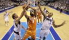 Nowitzki und Dallas siegen 115:90 gegen Phoenix
Vorspann: 	
Text: 	

Dallas (dpa) - Dirk Nowitzki hat mit den Dallas Mavericks weiter Chancen, die Nummer zwei im Westen der nordamerikanischen Basketball-Liga NBA zu werden. Dallas feierte am Sonntag (Ortszeit) einen 115:90-Heimsieg über die Phoenix Suns. Nowitzki war dabei mit 19 Punkten bester Werfer der Mavericks. Dallas ist mit 55 Siegen und 25 Niederlagen nun punktgleich Dritter hinter Meister Los Angeles Lakers, der 106:120 gegen Oklahoma City Thunder verlor. Oklahoma hat als Vierter eine 54:26-Bilanz. Im Osten gewannen die Miami Heat im Spitzenspiel 100:77 gegen die Boston Celtics und sind nun alleiniger Zweiter hinter den Chicago Bulls, die 102:99 in Orlando siegten.

# dpa-Notizblock


Dallas Mavericks' Dirk Nowitzki, left, of Germany, and Shawn Marion (0) contest a shot by Phoenix Suns' Jared Dudley (3) in the second half of an NBA basketball game Sunday, April 10, 2011, in Dallas. The Mavericks won 115-90. (AP Photo/Tony Gutierrez)


 Foto: dapd