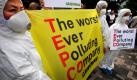 Greenpeace-Aktivisten protestieren vor dem jährlichen Treffen der Hauptaktionäre des Unternehmens Tokyo Electric Power Co. in Tokio. Die Anteilseigner treffen sich zum ersten Mal seit der Atom-Katastrophe, die im März durch Tsunami und Erdbeben ausgelöst wurde. Der Unfall ließ den Wert des Unternehmens um mehr als 25 Billionen Euro sinken. Foto: dapd